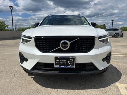 Crystal White Metallic 2023 Volvo XC40 B5 Plus Dark Theme