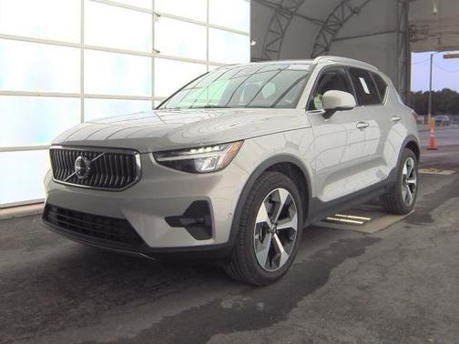 2025 Volvo XC40 B5 Plus Bright Theme