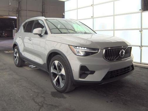2025 Volvo XC40 B5 Plus Bright Theme
