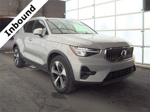 2025 Volvo XC40 B5 Plus Bright Theme