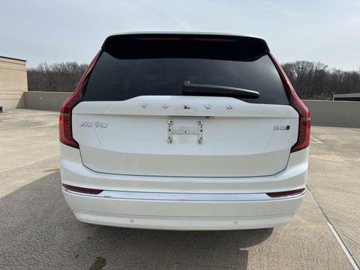 Crystal White Pearl 2026 Volvo XC90 B5 Core