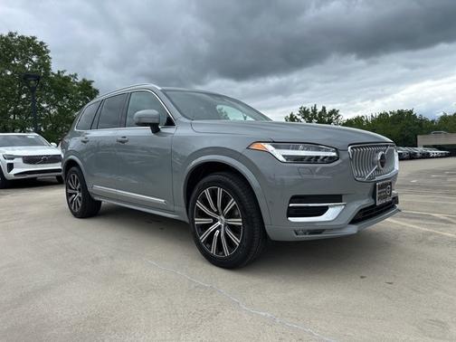 2022 Volvo XC90 T6 AWD Momentum 7 Seater