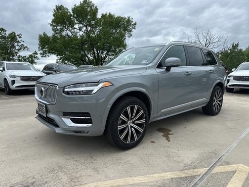 2022 Volvo XC90 T6 AWD Momentum 7 Seater