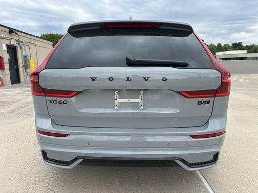 Metallic 2026 Volvo XC60 B5 Ultra Black Edition