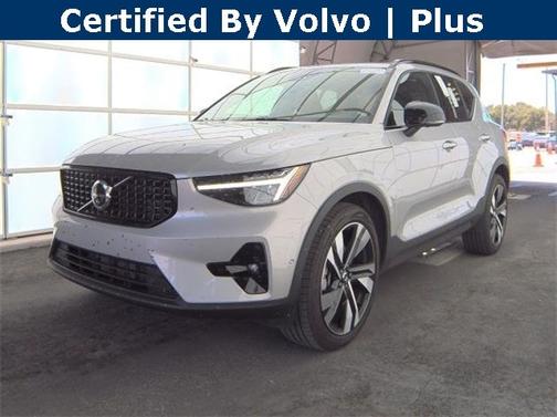 2025 Volvo XC40 B5 Plus Dark Theme