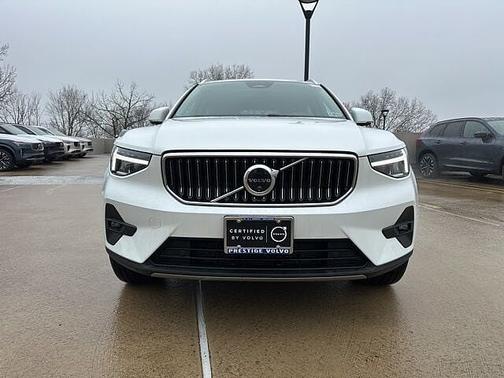 Crystal White 2024 Volvo XC40 Plus