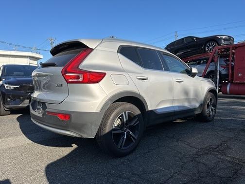 2025 Volvo XC40 B5 Core Bright Theme