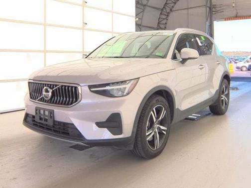 2025 Volvo XC40 B5 Core Bright Theme