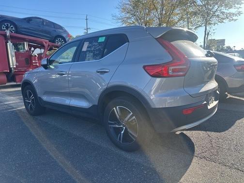 2025 Volvo XC40 B5 Core Bright Theme