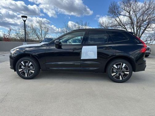 Onyx Black Metallic 2026 Volvo XC60 B5 Plus