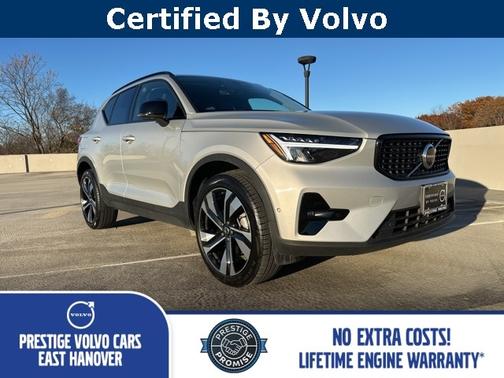 2025 Volvo XC40 B5 Plus Dark Theme