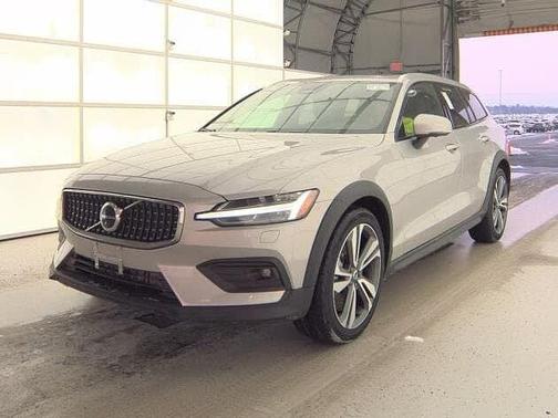 2025 Volvo V60 Cross Country Plus