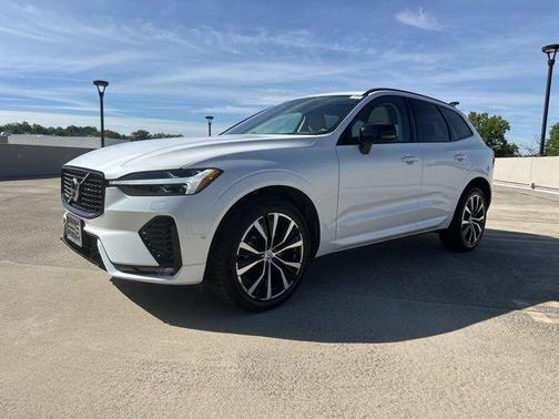 Crystal White Metallic 2023 Volvo XC60 B5 Plus Dark Theme