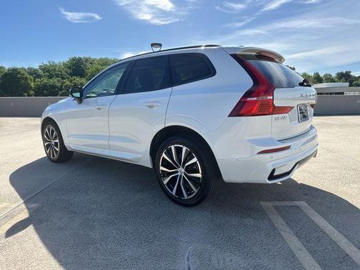 Crystal White Metallic 2023 Volvo XC60 B5 Plus Dark Theme