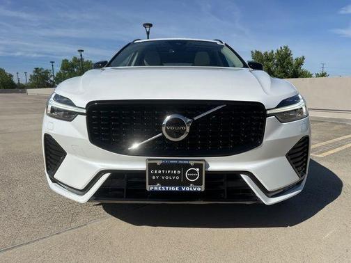 Crystal White Metallic 2023 Volvo XC60 B5 Plus Dark Theme