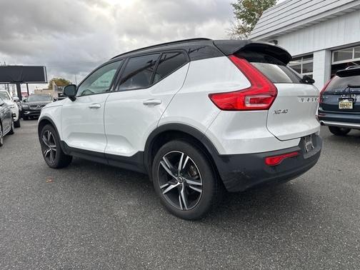 2022 Volvo XC40 T5 AWD R-Design