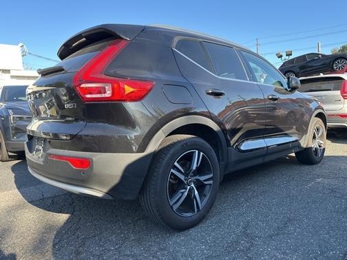 2025 Volvo XC40 B5 Core Bright Theme