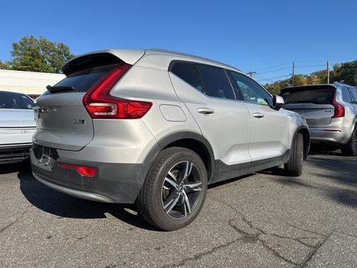 2025 Volvo XC40 B5 Core Bright Theme
