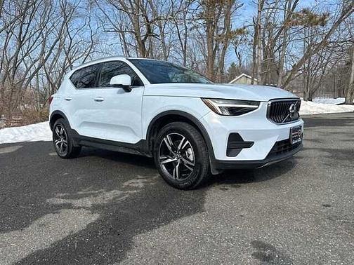 2025 Volvo XC40 B5 Core Bright Theme