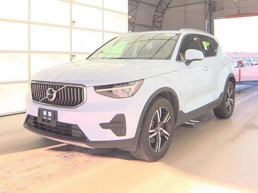 2025 Volvo XC40 Core