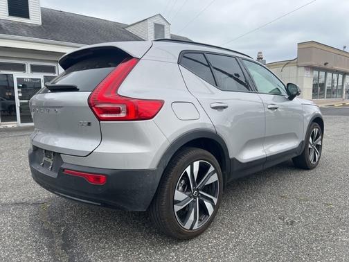 2025 Volvo XC40 B5 Plus Dark Theme