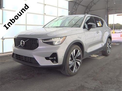 2025 Volvo XC40 B5 Plus Dark Theme