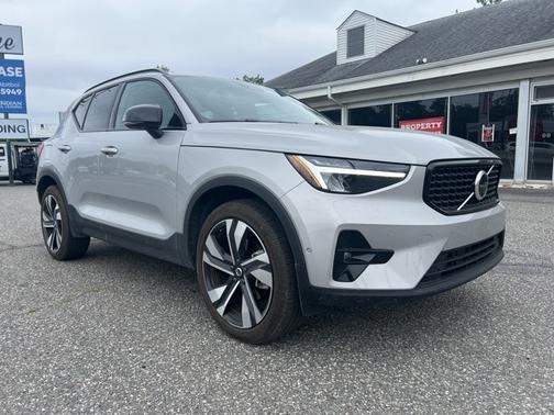 2025 Volvo XC40 B5 Plus Dark Theme