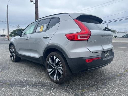 2025 Volvo XC40 B5 Plus Dark Theme