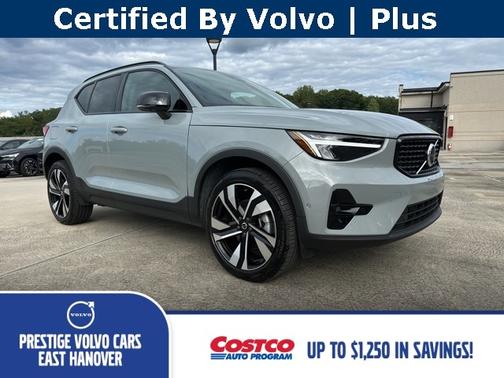 2025 Volvo XC40 B5 Plus Dark Theme