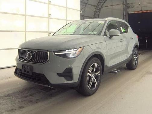 2025 Volvo XC40 Core