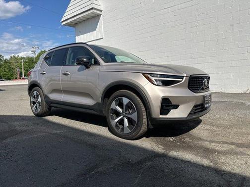 Bright 2023 Volvo XC40 B5 Plus Dark Theme