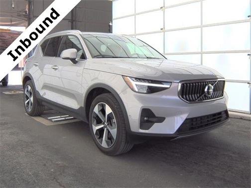 2025 Volvo XC40 B5 Plus Bright Theme