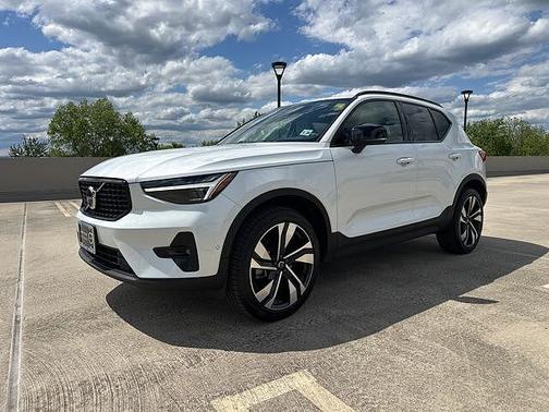 Crystal White 2023 Volvo XC40 B5 AWD Ultimate Dark
