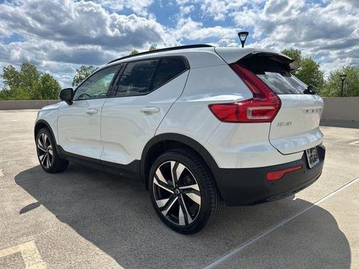Crystal White Metallic 2023 Volvo XC40 B5 Ultimate Dark Theme