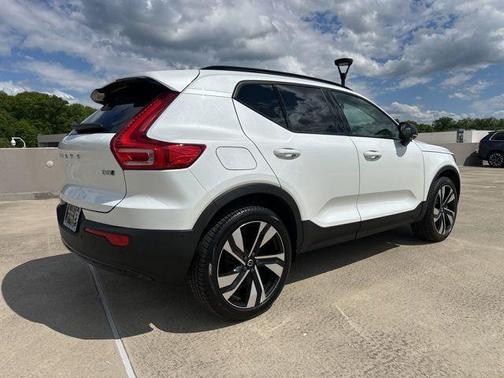 Crystal White Metallic 2023 Volvo XC40 B5 Ultimate Dark Theme