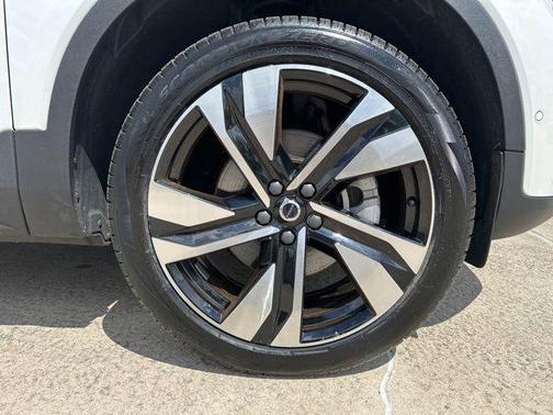 Crystal White Metallic 2023 Volvo XC40 B5 Ultimate Dark Theme