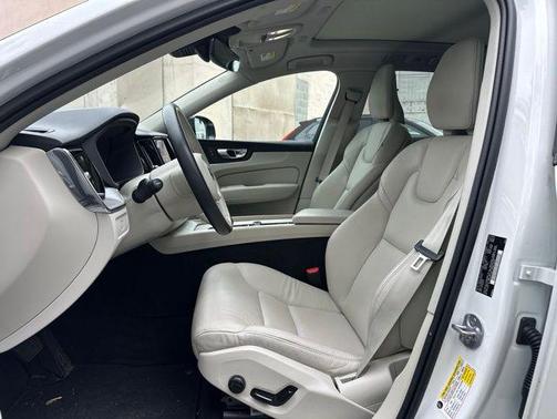 Crystal White Metallic 2024 Volvo XC60 B5 Core