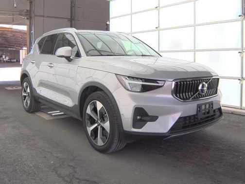 2025 Volvo XC40 B5 Plus Bright Theme