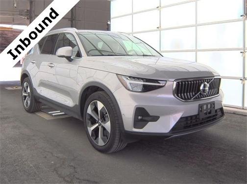 2025 Volvo XC40 B5 Plus Bright Theme