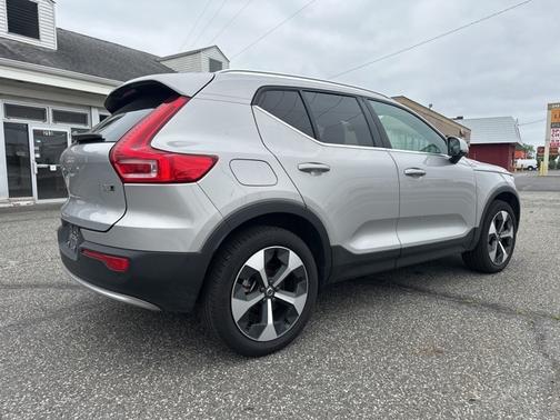 2025 Volvo XC40 B5 Plus Bright Theme