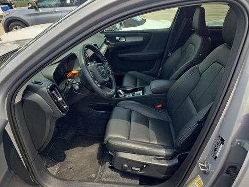 2025 Volvo XC40 B5 Plus Bright Theme