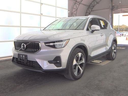 2025 Volvo XC40 B5 Plus Bright Theme