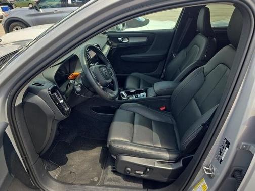 2025 Volvo XC40 B5 Plus Bright Theme