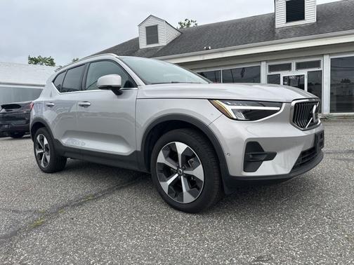 2025 Volvo XC40 B5 Plus Bright Theme