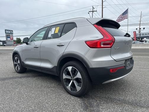 2025 Volvo XC40 B5 Plus Bright Theme