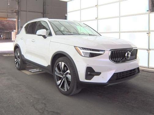 2025 Volvo XC40 B5 Plus Bright Theme
