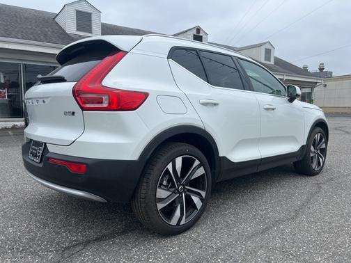 2025 Volvo XC40 B5 Plus Bright Theme