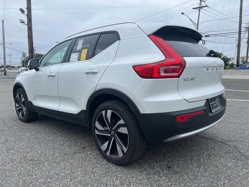 2025 Volvo XC40 B5 Plus Bright Theme