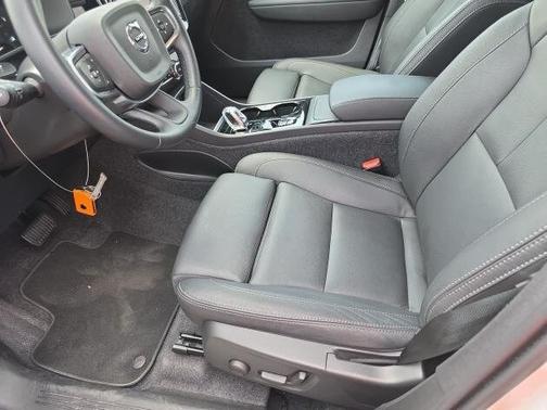 2025 Volvo XC40 B5 Plus Bright Theme