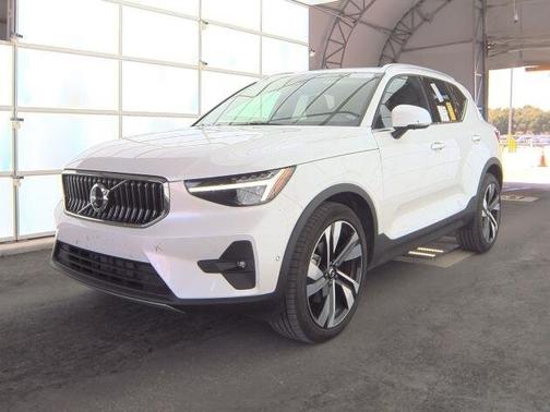 2025 Volvo XC40 B5 Plus Bright Theme